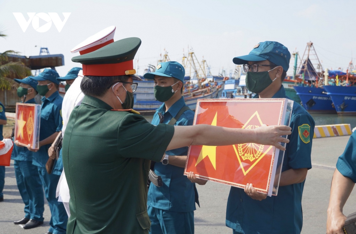 Lễ thượng cờ trên tàu Hải đội dân quân biển của Quân khu 7